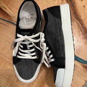 Traq Alegria Qest black dark gray lace up sneakers slip resistant size 35